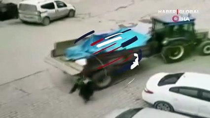 Geri giden römork takılı traktör yaşlı kadına böyle çarptı