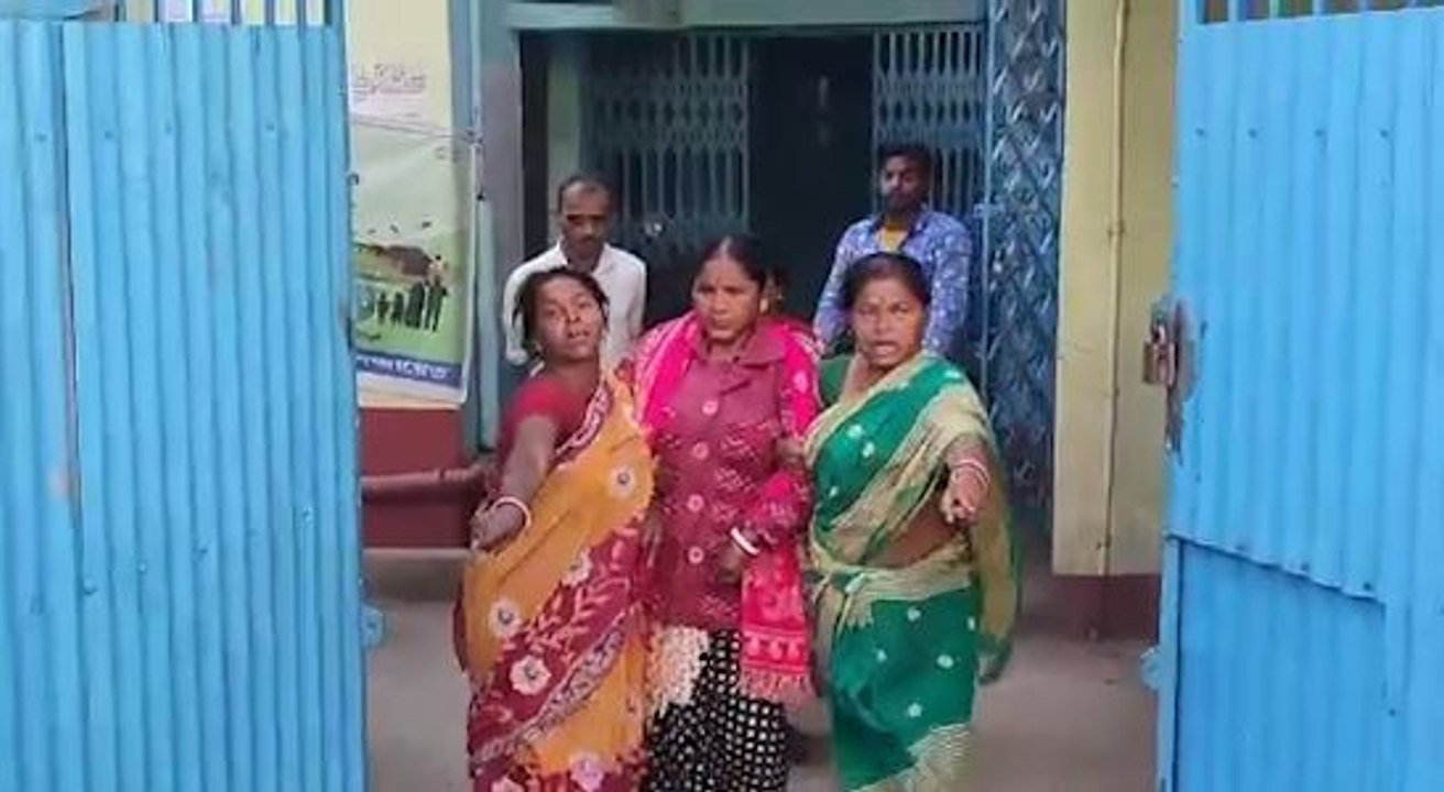 প্রধানমন্ত্রী আবাস যোজনা ইস্যুতে প্রধানকে পঞ্চায়েতের বাইরে এনে বিক্ষোভ বঞ্চিতদের