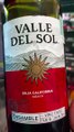 Abriendo una botella de vino tinto valle del sol de baja california mexico