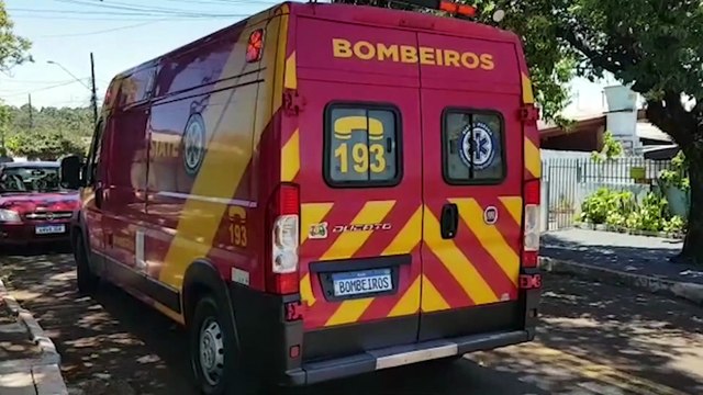 Acidente entre carro e moto deixa homem ferido no Bairro Guarujá
