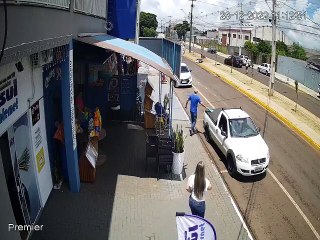 Câmera flagra acidente em bairro de Apucarana