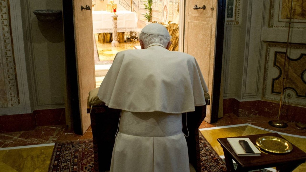 Los viajes, polémicas y escándalos que rodearon a Benedicto XVI