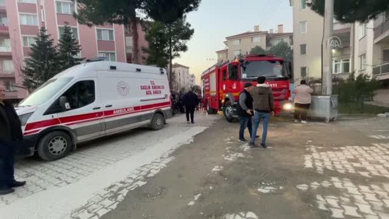 Bir evde çıkan yangında 5 kişi dumandan etkilendi