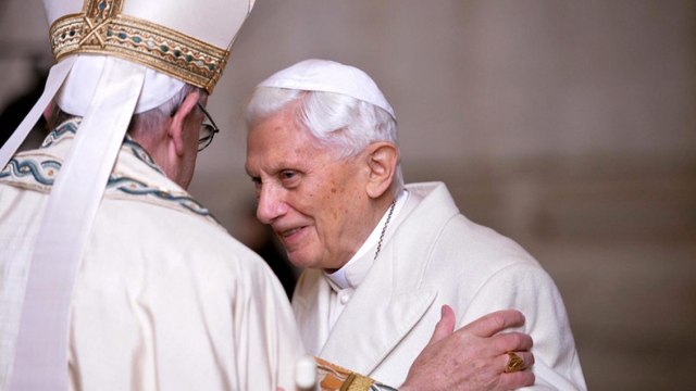 El Papa emérito sigue grave pero la situación en este momento es estable : Está lúcido y alerta hoy
