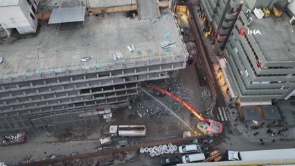Karaköy'deki katlı otoparkın yıkım çalışmaları böyle görüntülendi
