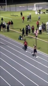 Il se moque de son adversaire en le doublant avant la ligne d'arrivée et perd lamentablement