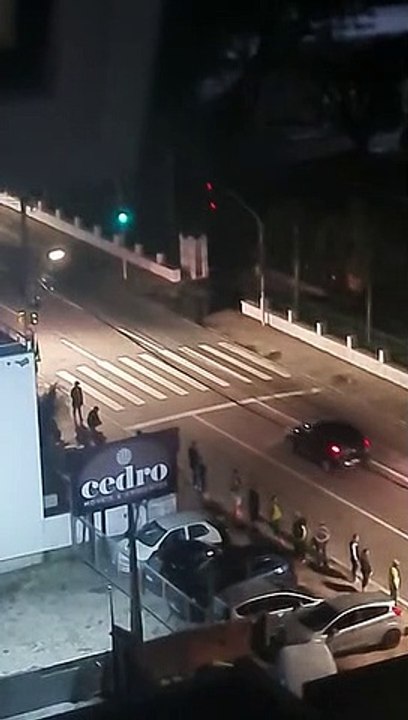 Manifestantes jogos ovos em carros em frente ao 63 BI, em Florianópolis