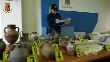 Ostia, nel garage e in casa vasi e anfore preziose