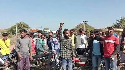 आए दिन हो रही दुर्घटनाओं को लेकर ग्रामीणों ने लगाया जाम