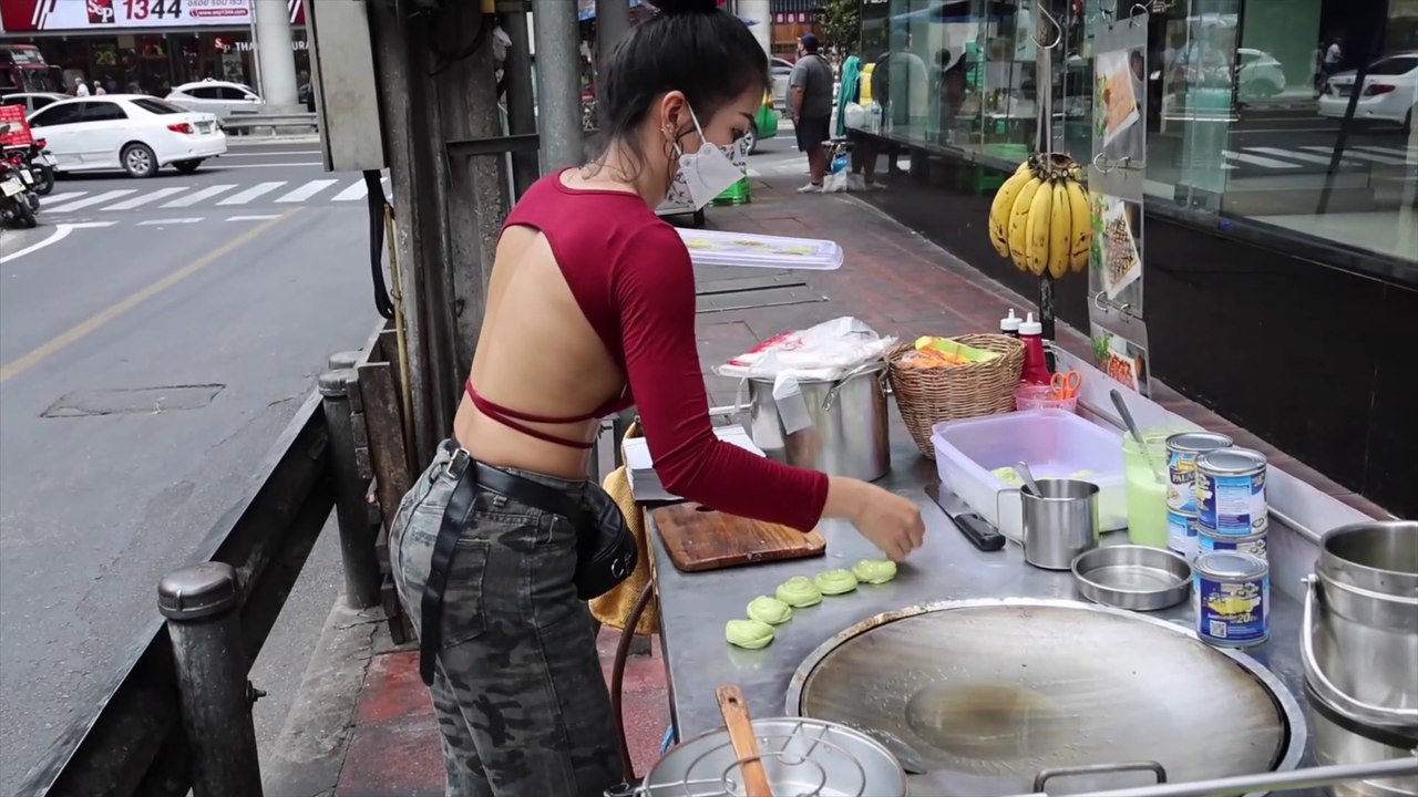 Bananas & Eggs! Thai Street Food - The Most Popular Rotti Lady in Bangkok