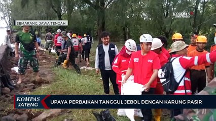 Upaya Perbaikan Tanggul Jebol dengan Karung Pasir