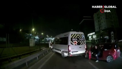 Bursa’da kontrolden çıkan otomobil servise çarptı, o anlar kamerada