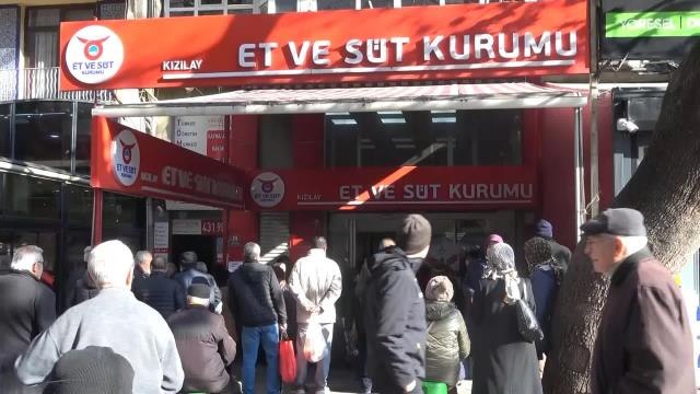 Et ve Süt Kurumu Önünde Saatlerce Bekleyen Emekli Kadından Tepki: Artık Yaşamak İstemiyorum, Usandım Bıktım Dünyadan. Çünkü Yaşayacak Halimiz...