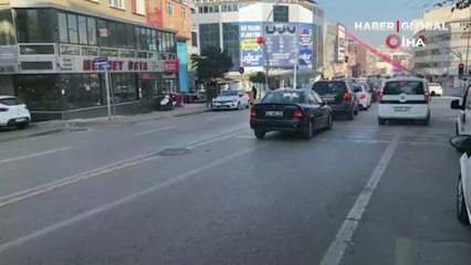 Akıcı trafiğe aldırmadan yola saçılan paralarını topladılar! O anlar kamerada