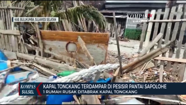 Kapal Tongkang Terdampar di Pesisir Pantai Sapolohe
