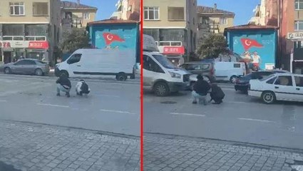 Paralarını yanına alıp scootera bindi, yolda poşet yırtılınca paralar yola saçıldı