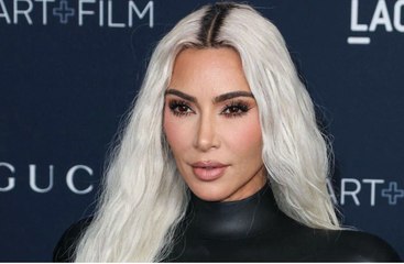 Kim Kardashian a-t-elle retouché toute sa famille sur une photo de Noël ?