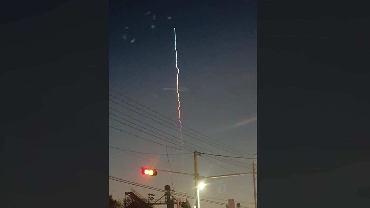 [영상] 미확인 비행체 전국 하늘에서 발견..."무지개빛 연기 보인다" / YTN