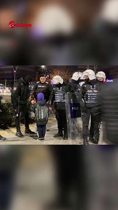 Görev Başındaki Polislere Çikolatasını Uzattı Kalpleri Kazandı #shorts #polis