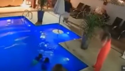 Menino pula em piscina para salvar irmão e vira herói na internet