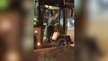 El conductor de un autobús público de Barcelona prohíbe la entrada a un viajero con silla de ruedas
