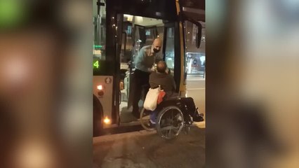 El conductor de un autobús público de Barcelona prohíbe la entrada a un viajero con silla de ruedas
