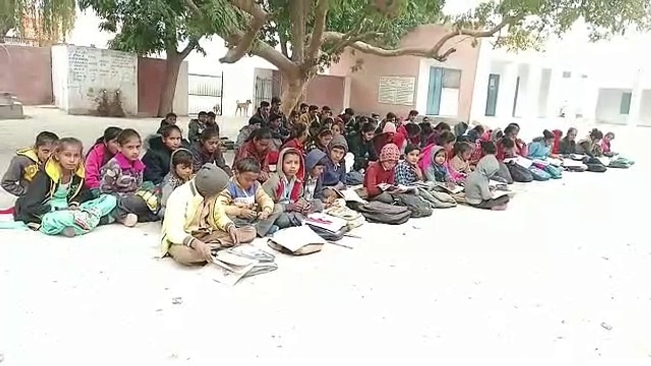 इस स्कूल में कमरों की कमी से पेड़ों के नीचे बैठकर पढ़ना मजबूरी