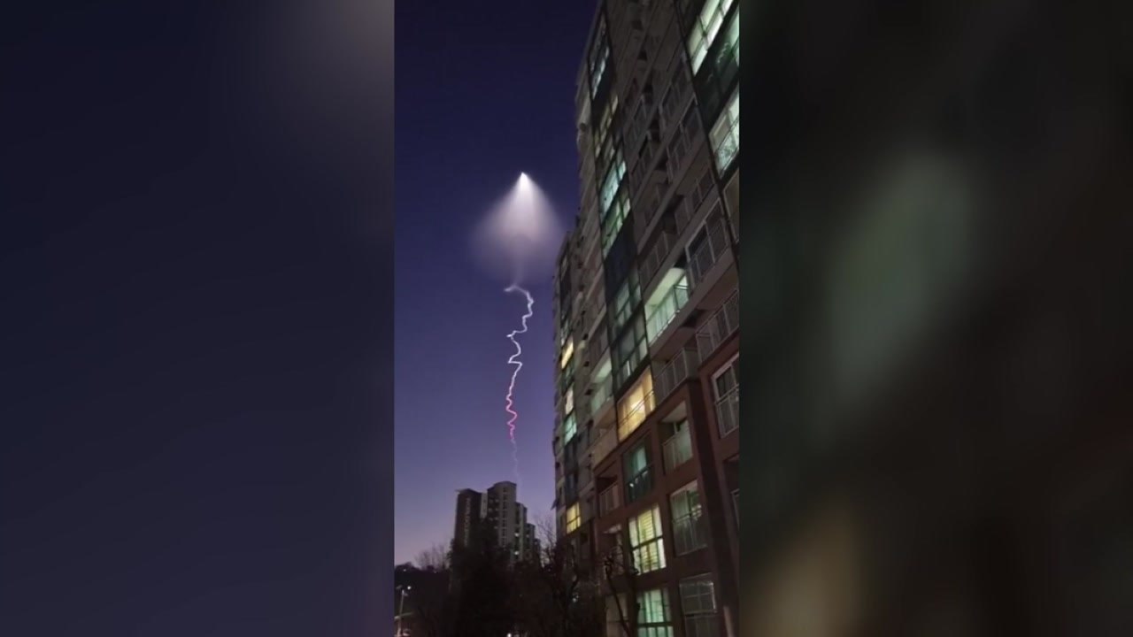 전국 하늘에서 비행체 발견..."고체 추진 발사체 시험" / YTN