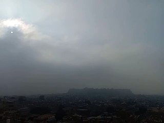 Watch Video: कोहरे में ढंकी नजर आई स्वर्णनगरी, फिर गिरा पारा