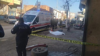 AĞABEYİNİ ÖLDÜRDÜKTEN SONRA ANNESİNİN MEZARININ BAŞINDA İNTİHAR ETTİ