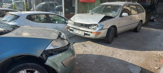 Kazada savrulan otomobilin çarptığı 2 yaya yaralandı