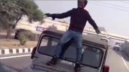 ब्रेकिंग न्यूज: चलती जीप पर जानलेवा स्टंट, वीडियो देख खड़े हो जाएंगे रोंगटे