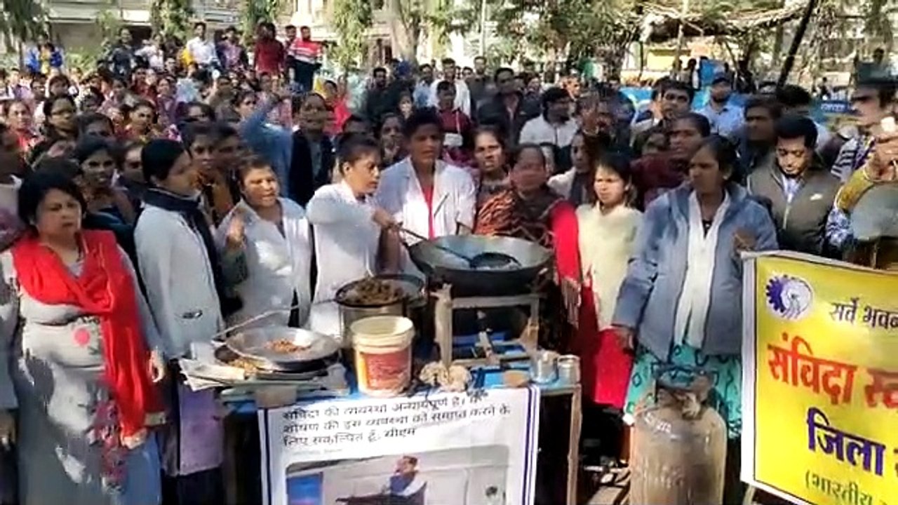 सरकारी काम छोड़ कर्मचारियों ने खोला पकौड़ा सेंटर