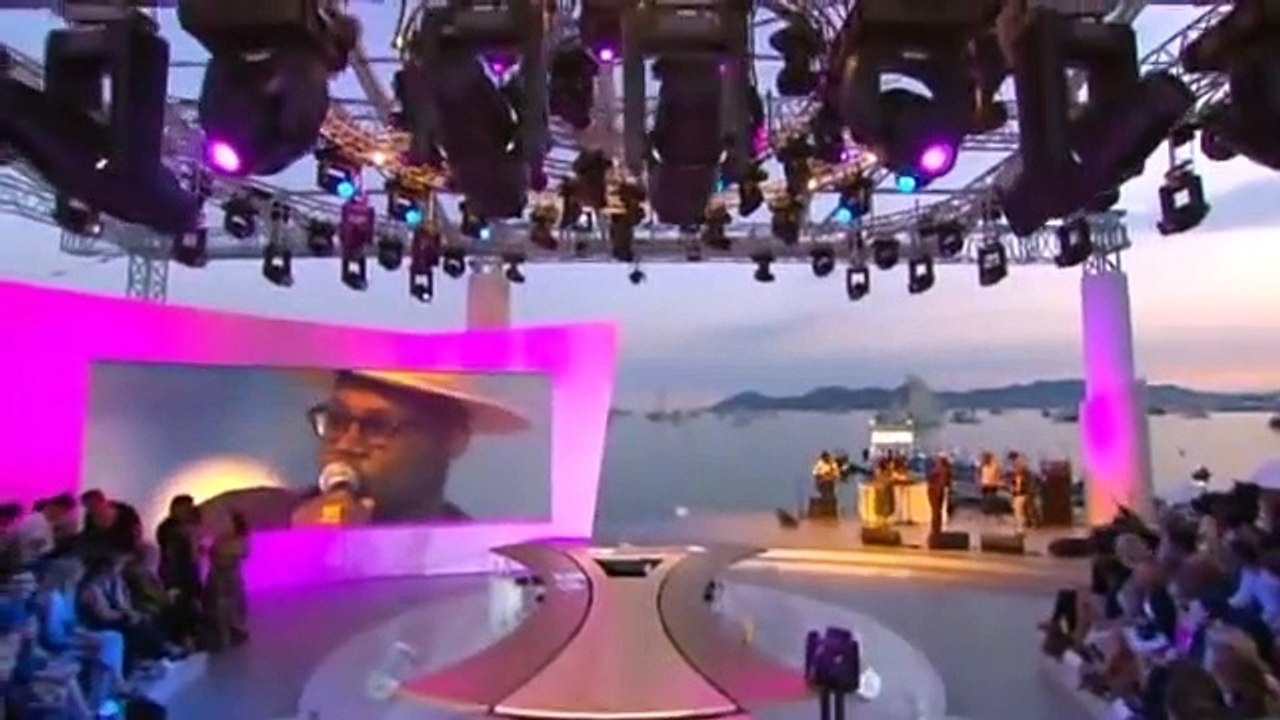 Theophilus London et Selah Sue chantent "Flying Overseas" à Cannes