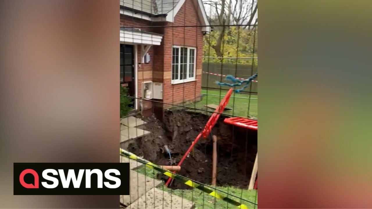 70ft sinkhole appears outside hom in Halesowen, UK