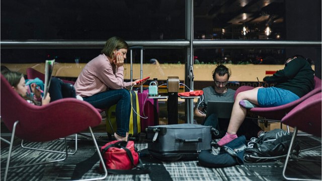 Leur vol reporté, des passagers contraints à dormir par terre et manger des chips