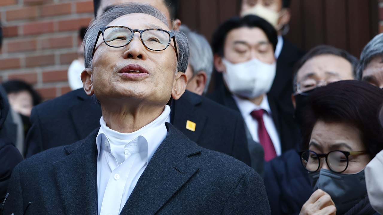 '신년 특사' 이명박 퇴원 "심려 끼쳐 송구...젊은 층 성원 감사" / YTN