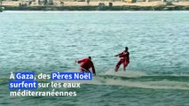 À Gaza, le Père Noël troque son traîneau pour faire du ski nautique