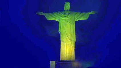 Cristo Redentore colorato di verdeoro in onore di Pelè