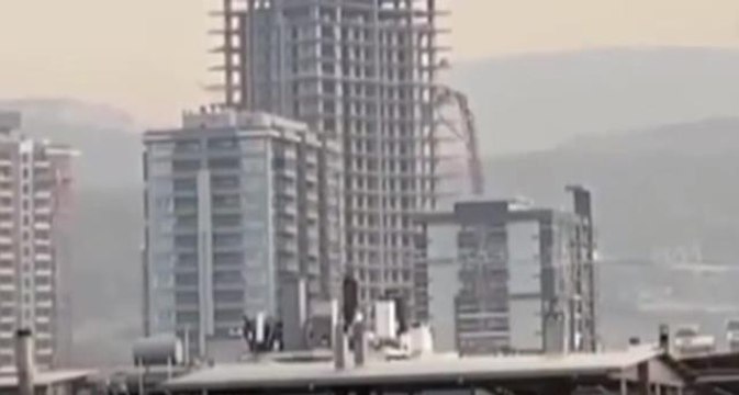 İzmir vinç kazası videosu! (VİDEO) İzmir'de vinç devrildi! İzmir Bornova vinç devrilmesi görüntüleri!