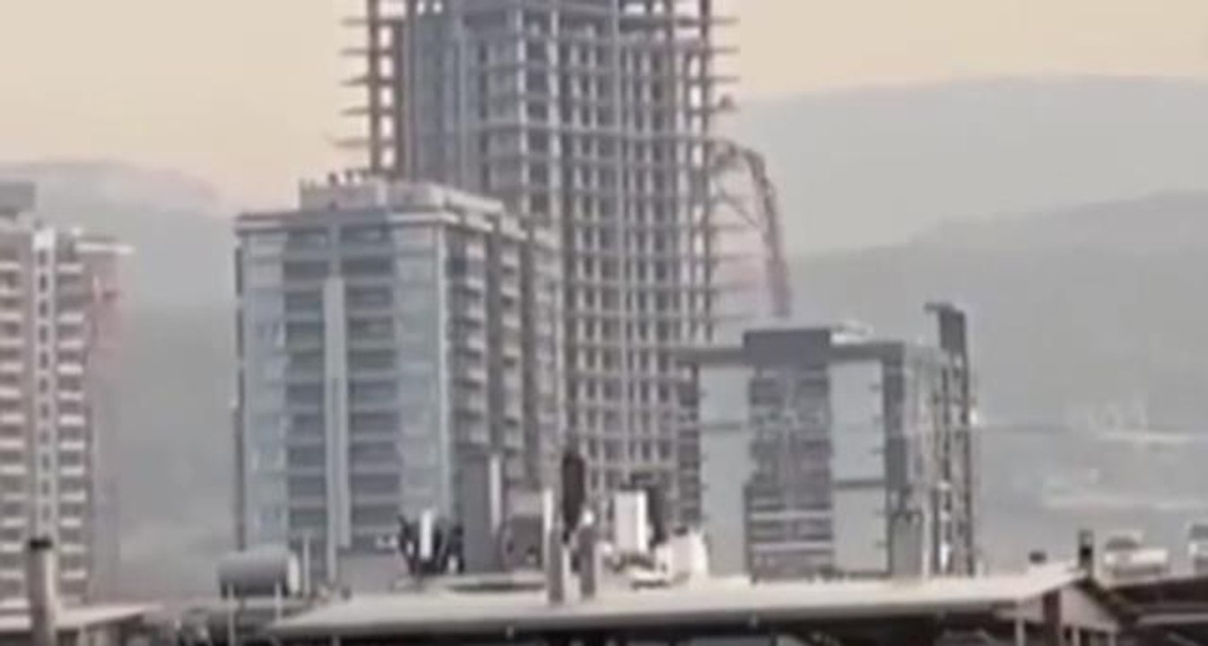 İzmir vinç kazası videosu! (VİDEO) İzmir'de vinç devrildi! İzmir Bornova vinç devrilmesi görüntüleri!