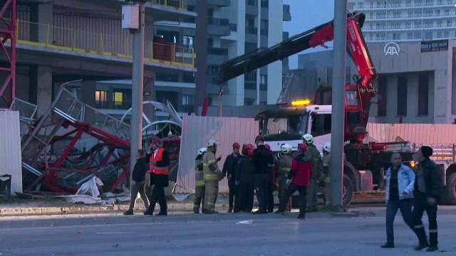 İzmir Bornova'da vinç devrildi: 5 ölü