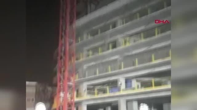 İZMİR'DE GÖKDELEN İNŞAATINDA VİNÇ DEVRİLDİ; ÖLÜ VE YARALILAR VAR