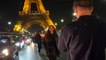 Pour une photo devant la tour Eiffel, ces touristes prennent tous les risques