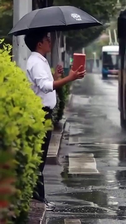 Petite expérience sociale sous la pluie... arrosé ou pas arrosé par les voitures