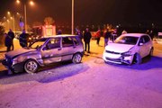 Şehir merkezindeki yarışan otomobiller kazaya neden oldu: Nişanlı çift yaralandı