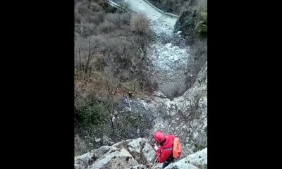 Il distacco dei massi pericolanti sulla Lecco - Ballabio