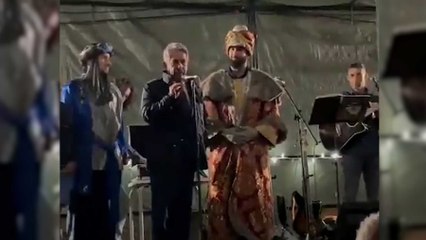 Revilla dice a los niños que no se confundan de reyes «porque hay otro fugado que se queda con los regalos»