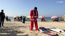 فيديو: بابا نويل يتزلج على شواطئ غزة ويبعث رسائل إلى العالم
