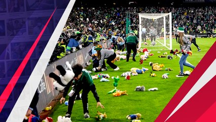 Salut! Lanjutkan Tradisi, Fans Real Betis Lempar Ribuan Mainan ke Lapangan